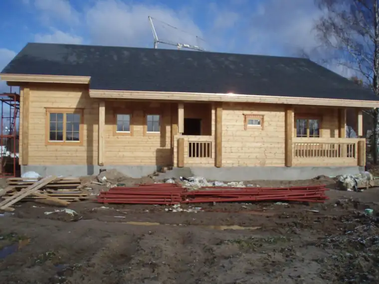 Palkhoone pika räästa ja verandaga, plats kruusaga